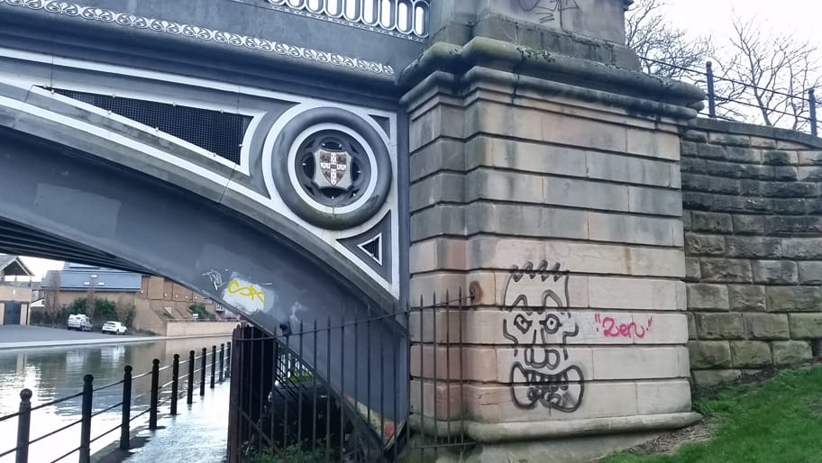 Grafiti on Victoria Bridg.